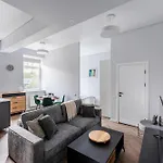 Modern Flat In Old Town - Parking & Self Check-in